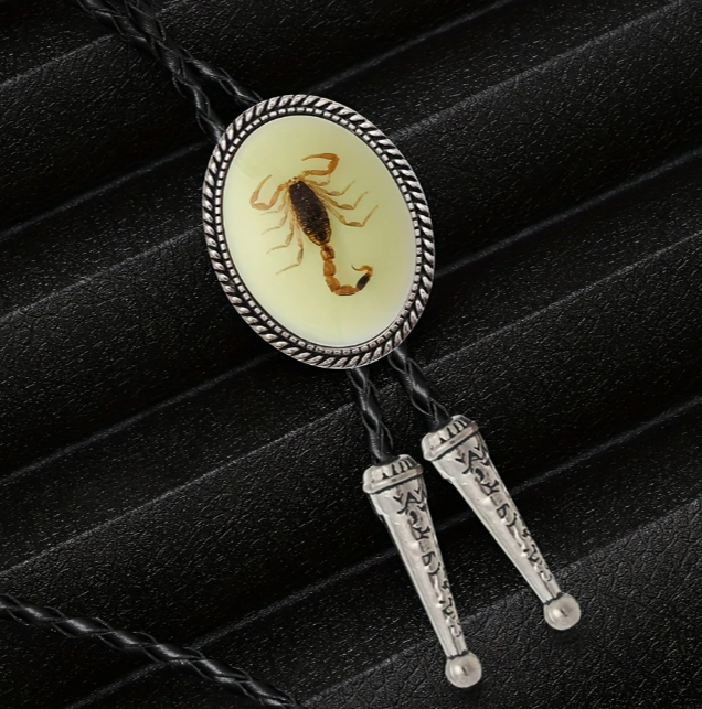 Corbata de bolo Escorpio REAL que brilla en la oscuridad, collar para hombre y mujer