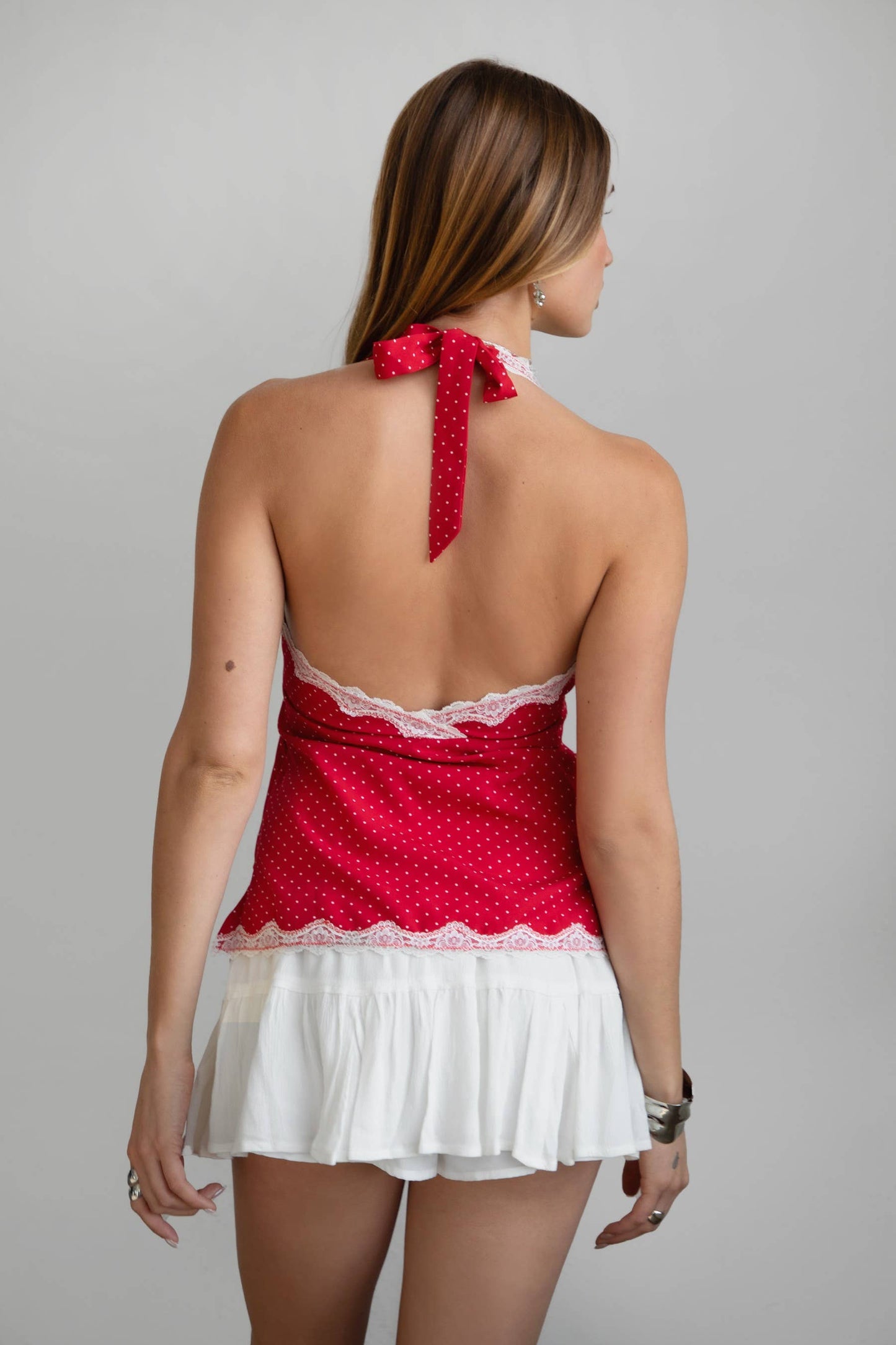 Top halter KACIE con estampado de lunares, encaje en contraste y escote en V