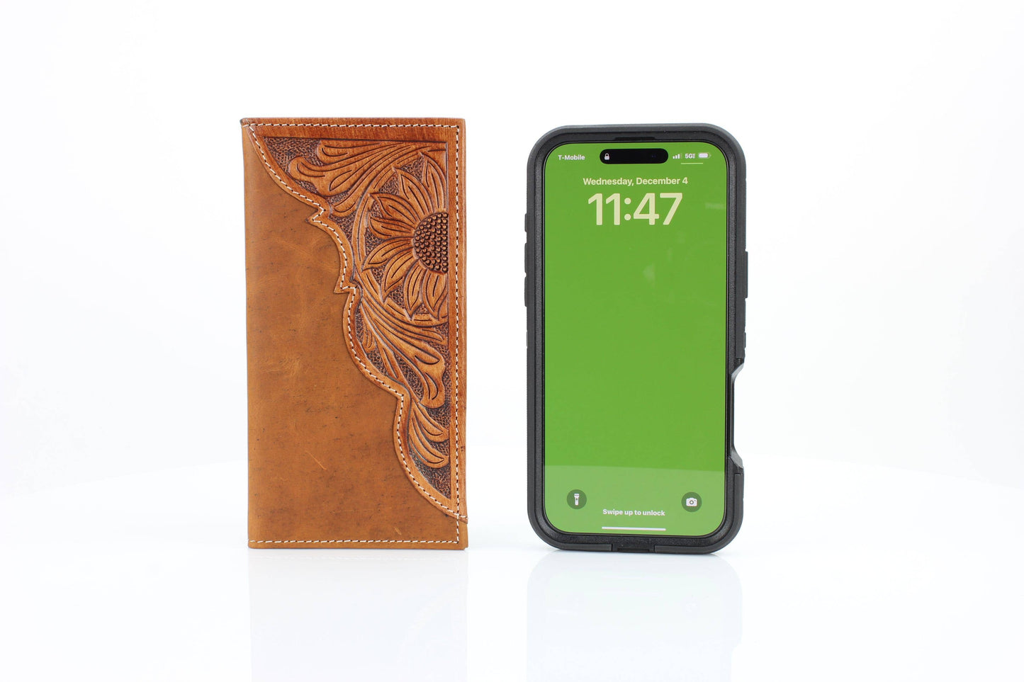 Cartera de rodajes de cuero repujado con detalle de aceite
