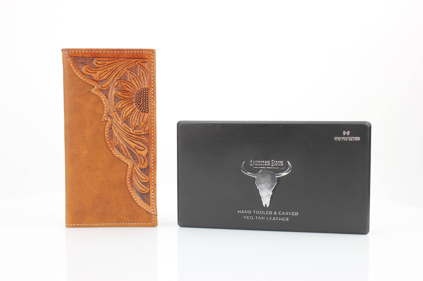 Cartera de rodajes de cuero repujado con detalle de aceite